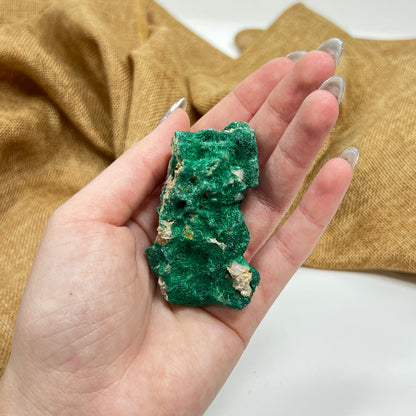 Fibrous Malachite Specimen – Natural Formation (63 × 32 × 32 mm)