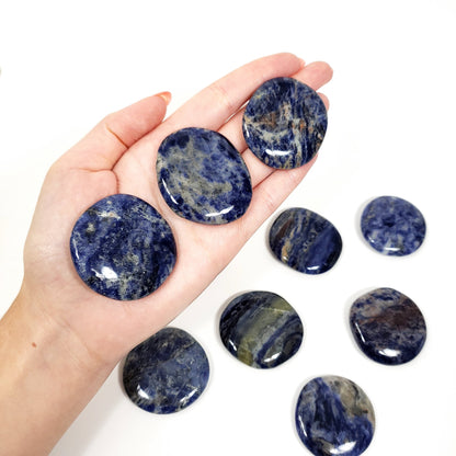 Sodalite Pocket Stone – Clarity, Confidence & Calm on the Go