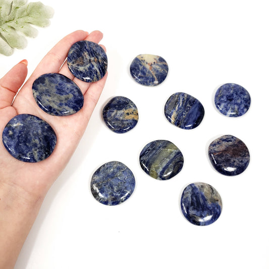 Sodalite Pocket Stone – Clarity, Confidence & Calm on the Go